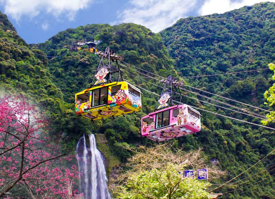 搭乘纜車可將瀑布、高山美景盡收眼底，快來山上吸取大自然芬多精吧！