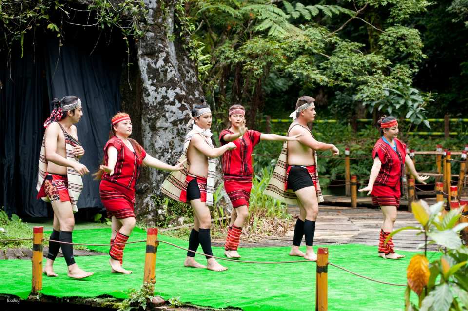 欣賞傳統的原住民歌舞表演外，更可徜徉於好山好水的祕境中，品嘗最道地的原民美食，非常適合親子、家族周休遊憩！