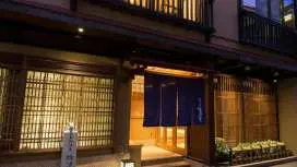 木造りの宿橋津屋