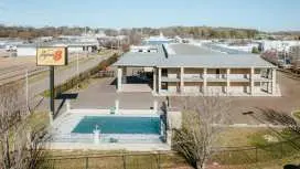Super 8 by Wyndham Jackson MS