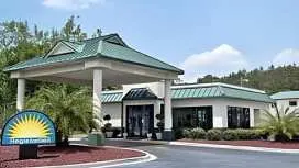 Days Inn by Wyndham Richmond Hill/Savannah