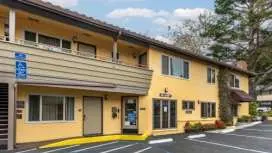西佳卡梅尔市镇小屋酒店