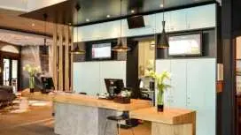 昂熱中心城堡宜必思酒店