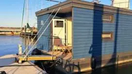 Houseboat Harmony