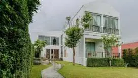 White Wall Riverfront Hotel