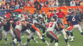 Vé xem trận đấu bóng bầu dục Denver Broncos tại Sân vận động Empower ở Mile High