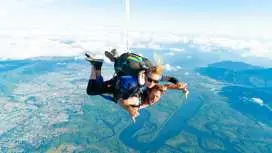 グレートバリアリーフの絶景が楽しめる!スカイダイビング体験(オーストラリア ケアンズ・スカイスポーツ)