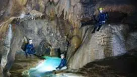 【岡山・新見】恐るべし深さの漆黒の地下水脈に飛び込み、泳ぐ!岡山ケイブスイミング