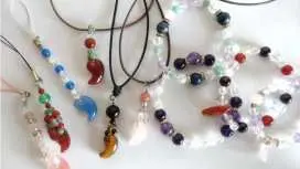 【島根,松江】在充滿神話傳說的“傳統美景區”,製作天然石雕勾玉飾品。歡迎初學者和兒童參加。