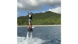 [오키나와현 모토부] 모토부 마을에서 즐기는 새로운 해양 스포츠! 플라이보드 ★ 제트스키의 추진력으로 몸이 공중에 떠오르는 짜릿한 경험!
