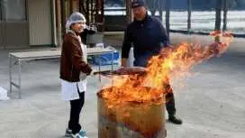 Join a local uncle in the countryside for a fresh bonito filleting and straw-grilled bonito tataki experience in the seaside town of Susaki!