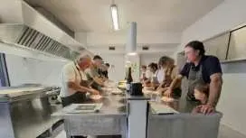 エトナ山の斜面で地元の食材を使った料理教室