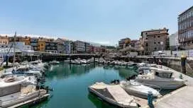 奥维耶多的利亚内斯 (Llanes)、里瓦德塞利亚 (Ribadesella)、米拉多德尔菲图 (Mirador del Fitu) 和塔佐内斯 (Tazones)