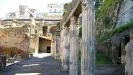 Herculaneum guided tour with an archeologist