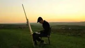 マザーラ・デル・ヴァッロのブドウ畑に沈む夕日の絵画