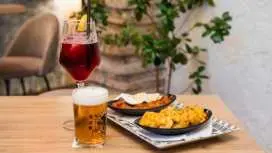 Tapas and wine self-guided tour in Córdoba