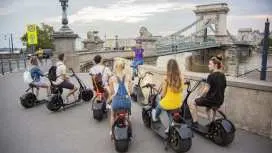 Tour tham quan Lâu đài Buda ở Budapest bằng xe điện scooter có hướng dẫn viên.