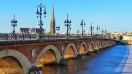 90-minute guided tour around Bordeaux with a local guide