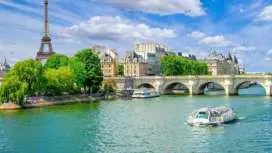 Batobus pass | Hop-on hop-off boat on the Seine
