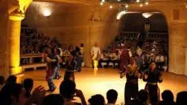 在卡帕多奇亞的洞穴餐廳享用土耳其之夜