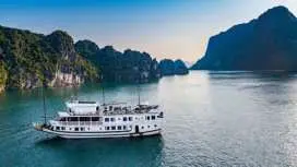 從河內出發,參加為期兩天的下龍灣遊船之旅,並在私人船艙過夜。