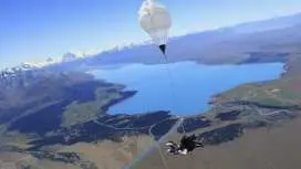 在库克山上空进行13000英尺的双人跳伞