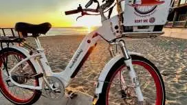 ロサンゼルス:ビーチ沿いの電動自転車でレドンドビーチからSanta Monicaへ|アメリカ合衆国