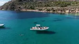 Cagliari: Tour du thuyền với 4 điểm dừng để bơi lội, lặn ngắm san hô và thưởng thức rượu Prosecco