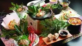 Một bữa ăn thịnh soạn 10 món với 5 con bào ngư và khám phá thị trấn nghỉ dưỡng suối nước nóng Kinosaki Onsen. [Khởi hành từ Umeda, Namba và Kyoto]