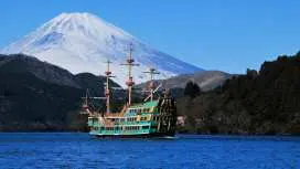A one-day tour highlighting Mount Fuji and Hakone in Japan: Arakurayama Sengen Park, Oshino Hakkai, Owakudani, Ropeway, and Lake Ashi cruise (departing from Tokyo)
