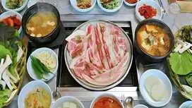 グルメ列車|南原智里山の黒豚を味わい、黄色い山水村を訪れる