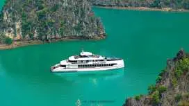 從河內出發,搭乘交響樂號豪華五星級遊輪,暢遊下龍灣。