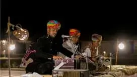 至福の半日サンセットラクダサファリ、音楽の夕べ、そしてディナー