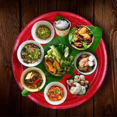タイ北部の伝統的な料理カントークディナー+ランナー文化ショー鑑賞 チェンマイ市街地からの往復送迎付き(文化体験)