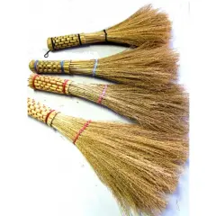 [Kumamoto, Aso] Weaving a broom using Aso's native susuki