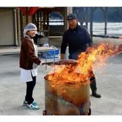 Join a local uncle in the countryside for a fresh bonito filleting and straw-grilled bonito tataki experience in the seaside town of Susaki!