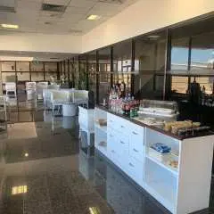 格雷戈里奧·盧佩龍國際機場(POP) | Main Terminal | Larimar Lounge | 貴賓室服務