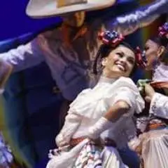 メキシコ民族舞踊の優先入場VIPチケット(送迎付き)