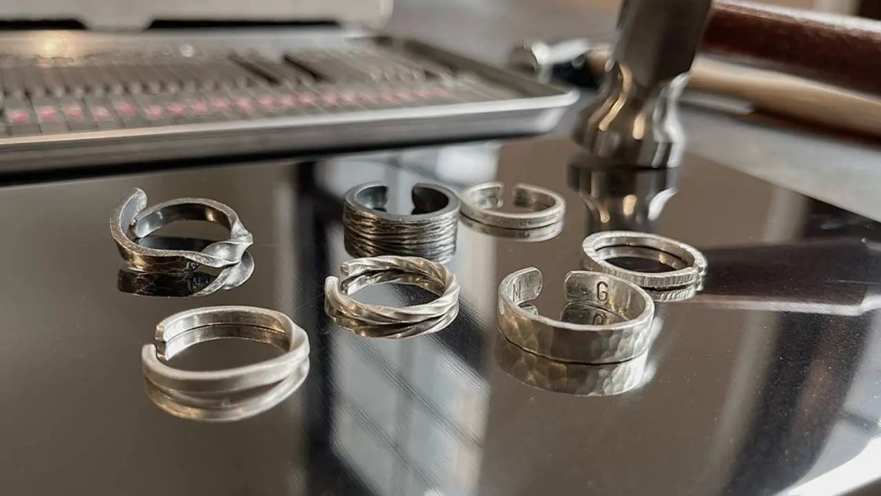 Dadaocheng, Taipei, Taiwan | Mix Gene Metalworking | Sterling silver and brass rings | Private box・Chinese and English teaching