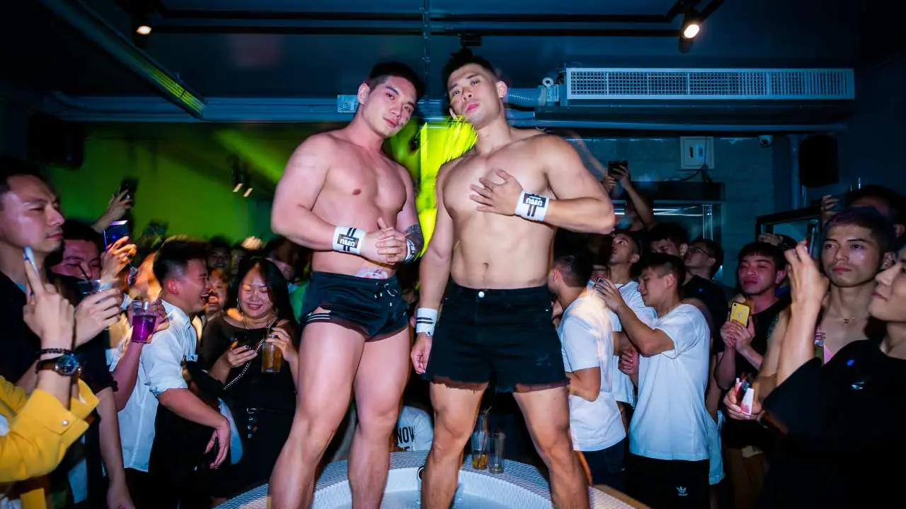 台北|Locker Room 猛男表演秀|夜生活派對酒吧體驗|近西門町