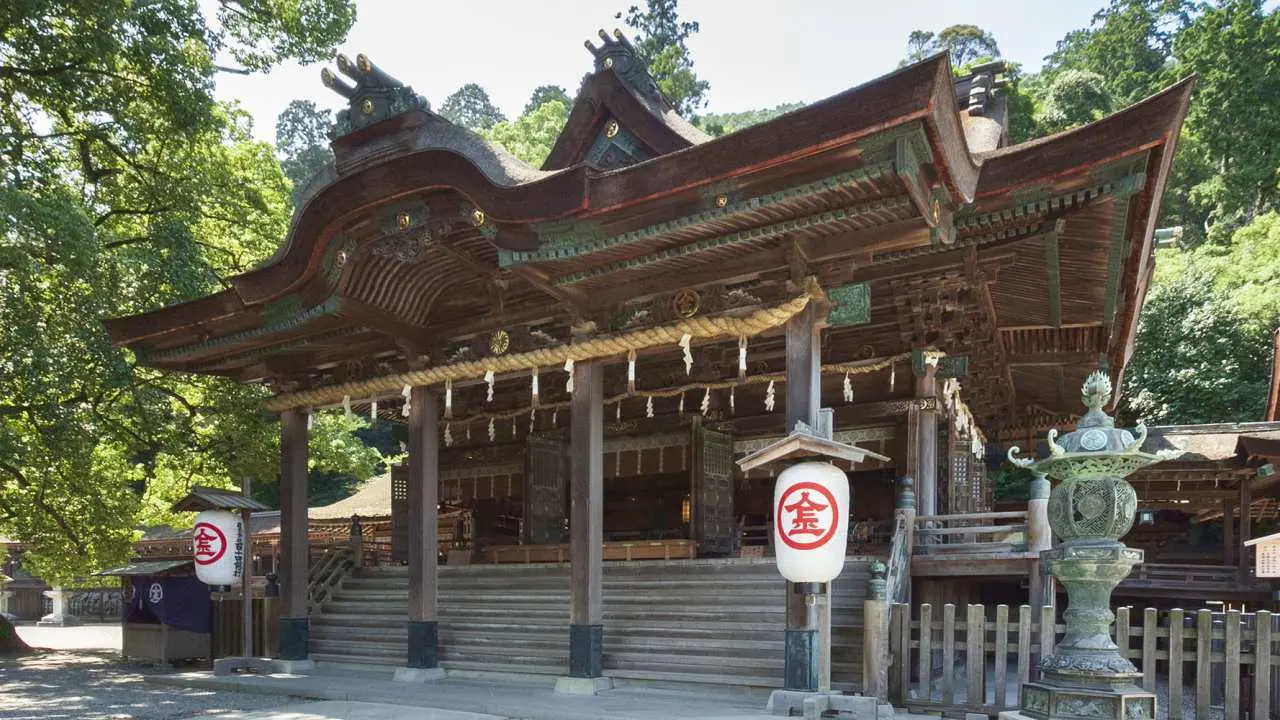 Two-day tour to Kagawa, Shikoku, Japan | Kotohiragu Shrine & Naruto Tide Boat & Sanuki Udon Handmade Experience & Kurashiki Mikan & Himeji Castle & Ritsurin Park & Kobe Mita OUTLET Hot Spring Shopping two-day tour | Departing from Osaka