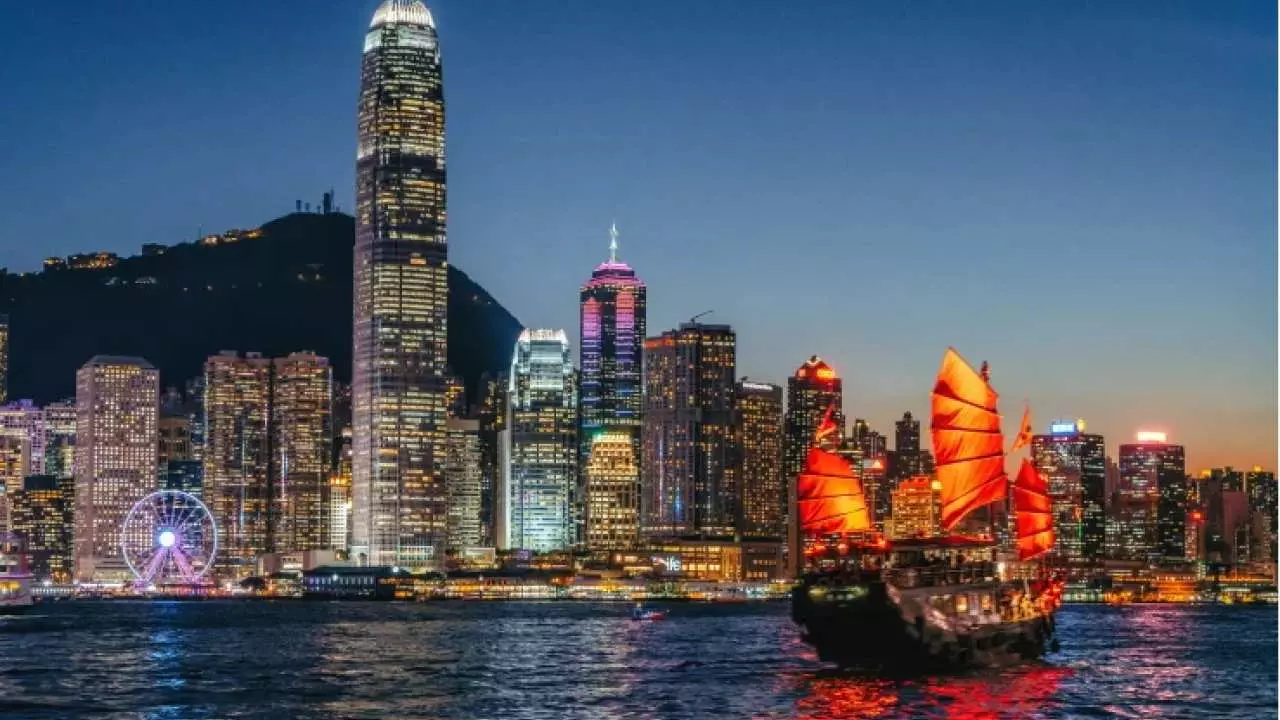 【香港】「蛇年第二炮」 超級優惠 繽紛維港夜遊九龍夜景巡禮 | 暢遊維多利亞港 及 船上享用特色自助晚餐 | 九龍夜景巡禮 - 包乘坐價值$120開篷觀光巴士 | 《東方之珠》 海上特色自助晚餐 | 團號: GL01