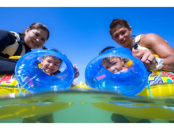 【推薦家庭】2歲以下的孩子都可以參加!海上野餐&浮潛預約+餵食體驗(沖繩恩納村/浮潛)