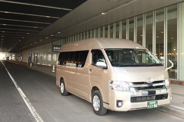 Transfer from New Chitose Airport (CTS) to Sapporo City Charter car airport transfer service reservation Expressway fee included (Sapporo, Hokkaido)