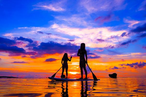 日落槳板衝浪 |夕陽下的海岸線巡遊!在一天結束時提供令人印象深刻的照片和視頻拍攝服務(沖繩恩納村)