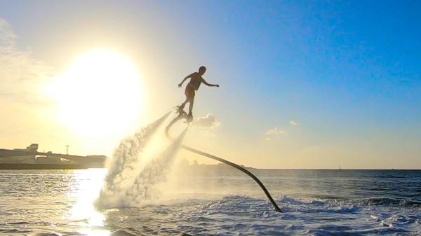 沖繩那霸宜野灣 水上鋼鐵人Flyboard|享受沖天的快感