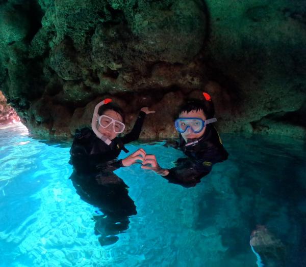 日本沖繩 |藍洞浮潛| 5歲以上即可參加!與家人、情侶、朋友一起體驗沖繩的大海!