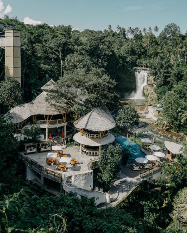 海神廟/孟威王廟/天根岸瀑布的奧瑪日間俱樂部 | 印尼