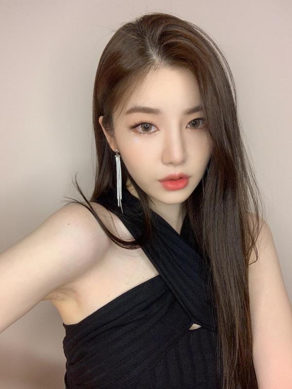 k-pop style hair make up: LOVEY