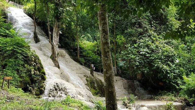 Chiang Dao Cave, Sticky Waterfall & Ban Den Temple Private Tour | Chiang Mai